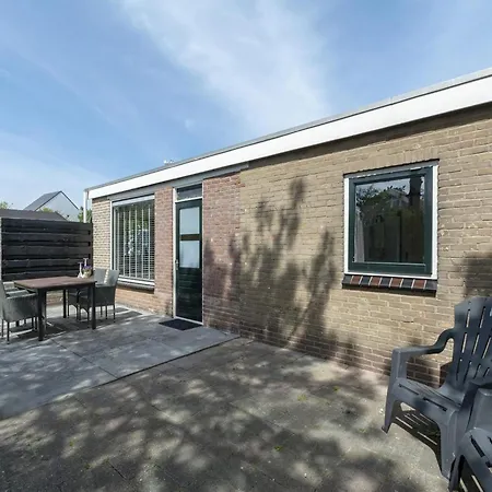 Holiday home Vibrant With Garden