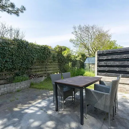 Vibrant With Garden Holiday home *