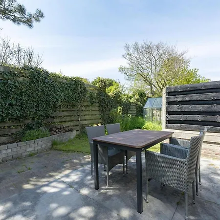 Holiday home Vibrant With Garden